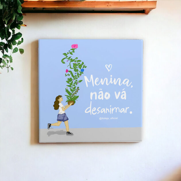 Azulejo decorativo com a frase Menina, não vá desanimar com o desenho de uma menina carregando um vaso de flores 