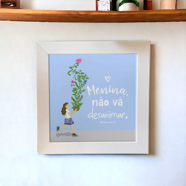 Azulejo decorativo com a frase Menina, não vá desanimar com o desenho de uma menina carregando um vaso de flores 