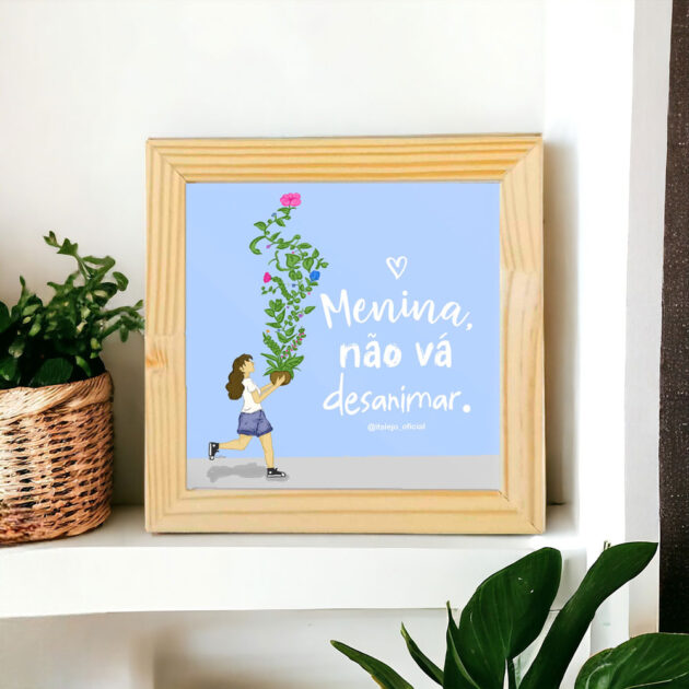 Azulejo decorativo com a frase Menina, não vá desanimar com o desenho de uma menina carregando um vaso de flores 