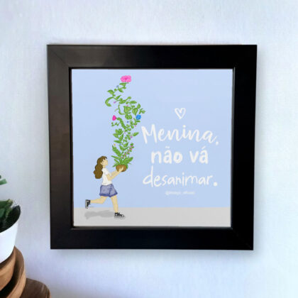 Azulejo decorativo com a frase Menina, não vá desanimar com o desenho de uma menina carregando um vaso de flores 