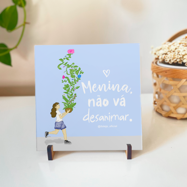 Azulejo decorativo com a frase Menina, não vá desanimar com o desenho de uma menina carregando um vaso de flores 