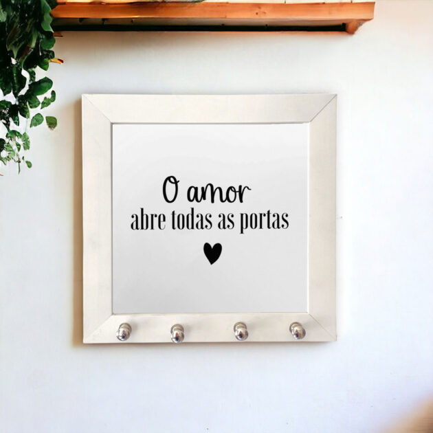 Porta-chaves com azulejo decorativo com a frase O amor abre todas as portas