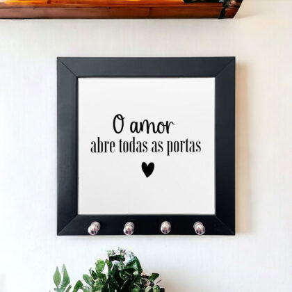 Porta-chaves com azulejo decorativo com a frase O amor abre todas as portas