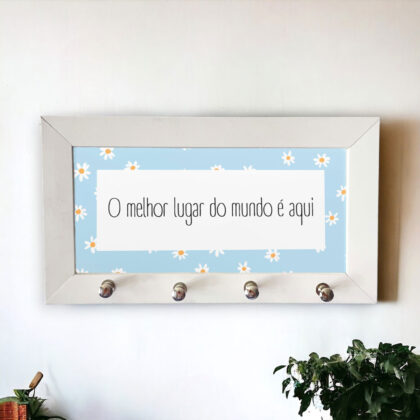 Porta-chaves com azulejo decorativo com a frase O melhor lugar do mundo é aqui