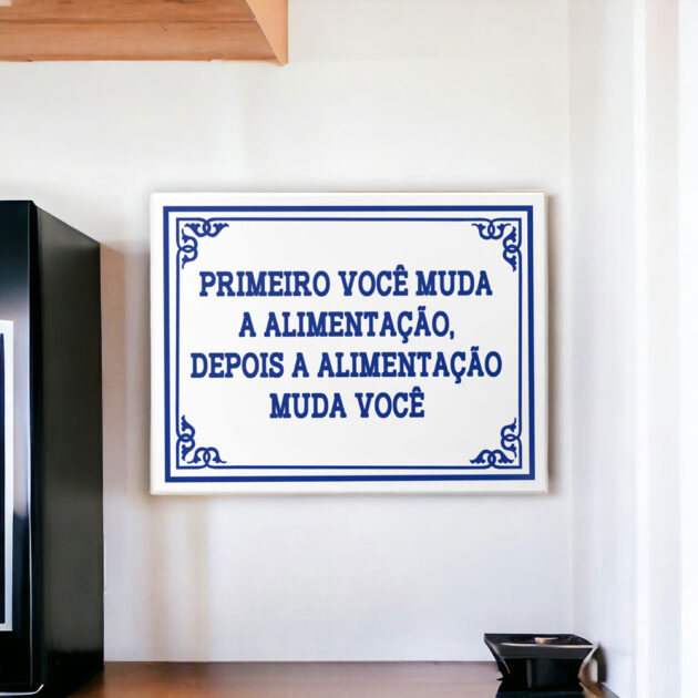 Azulejo decorativo com a frase Primeiro você muda a alimentação, depois a alimentação muda você - Coleção Portugal Azulejo Português