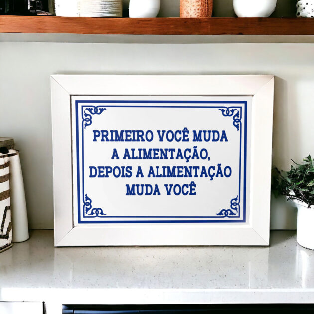 Azulejo decorativo com a frase Primeiro você muda a alimentação, depois a alimentação muda você - Coleção Portugal Azulejo Português