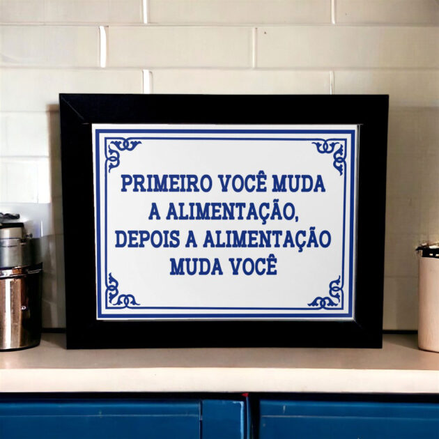 Azulejo decorativo com a frase Primeiro você muda a alimentação, depois a alimentação muda você - Coleção Portugal Azulejo Português