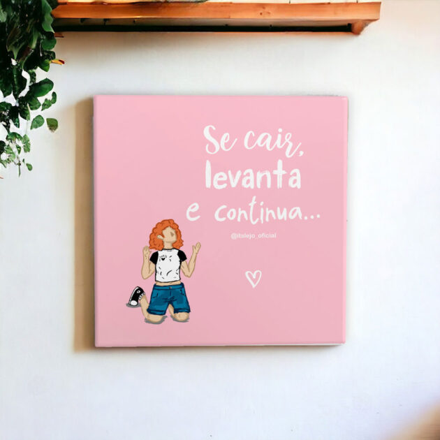 Azulejo decorativo com a frase Se cair, levanta e continua com o desenho de uma menina de joelhos com o fundo rosa