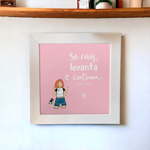 Azulejo decorativo com a frase Se cair, levanta e continua com o desenho de uma menina de joelhos com o fundo rosa