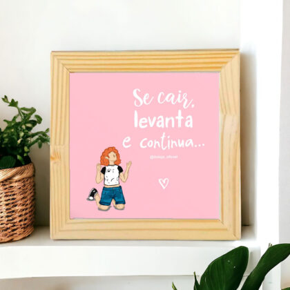 Azulejo decorativo com a frase Se cair, levanta e continua com o desenho de uma menina de joelhos com o fundo rosa