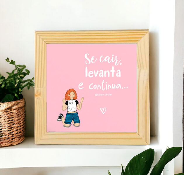 Azulejo decorativo com a frase Se cair, levanta e continua com o desenho de uma menina de joelhos com o fundo rosa