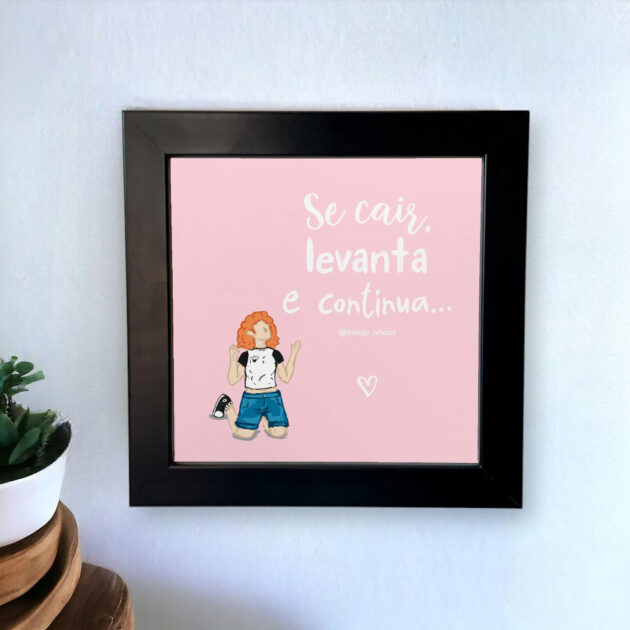 Azulejo decorativo com a frase Se cair, levanta e continua com o desenho de uma menina de joelhos com o fundo rosa