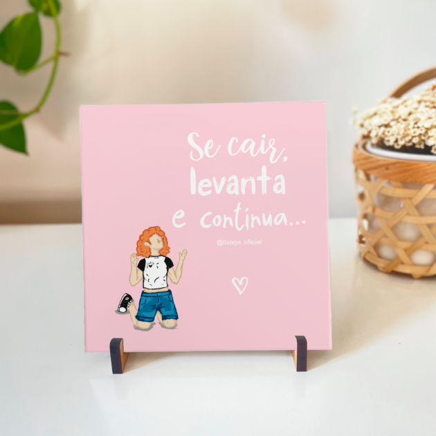 Azulejo decorativo com a frase Se cair, levanta e continua com o desenho de uma menina de joelhos com o fundo rosa