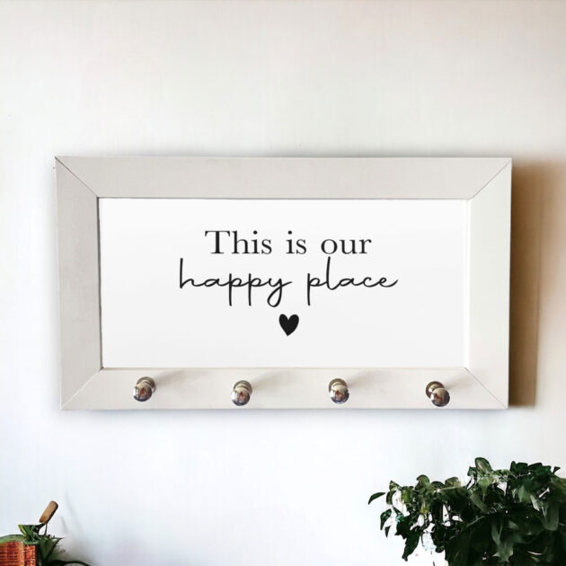 Porta-chaves com azulejo decorativo com a frase This is our happy place