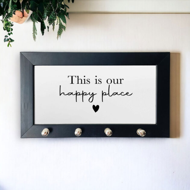 Porta-chaves com azulejo decorativo com a frase This is our happy place