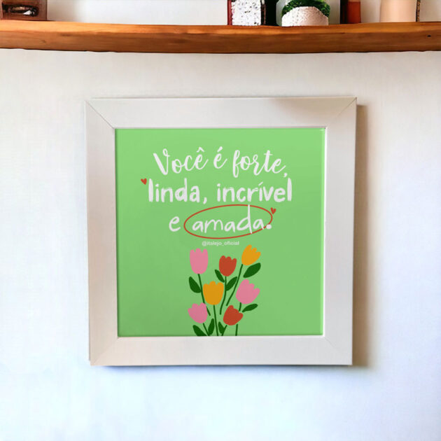 Azulejo decorativo com a frase Você é forte, linda, incrível e amada com o desenho de umas tulipas coloridas com o fundo verde