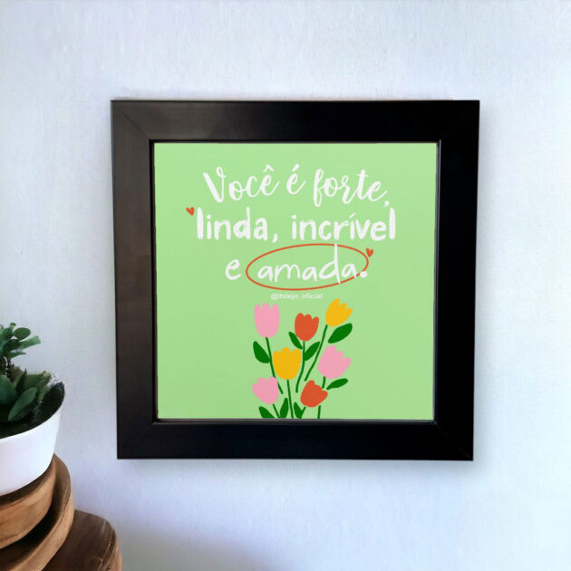 Azulejo decorativo com a frase Você é forte, linda, incrível e amada com o desenho de umas tulipas coloridas com o fundo verde