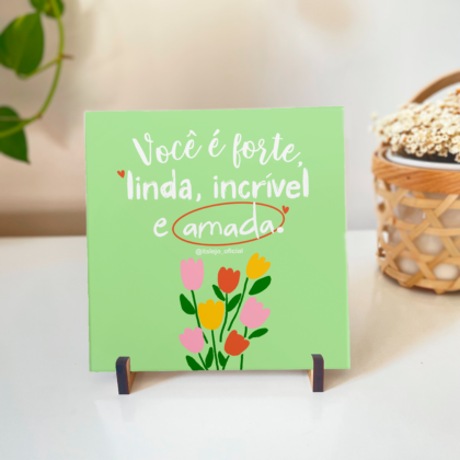 Azulejo decorativo com a frase Você é forte, linda, incrível e amada com o desenho de umas tulipas coloridas com o fundo verde