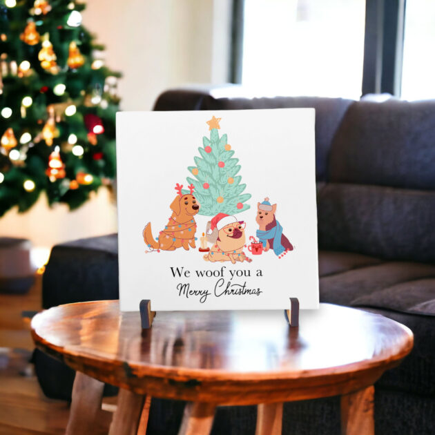 Azulejo decorativo de Natal com desenho de cachorrinhos com a frase We woof you a Merry Christmas - Coleção Sonho de Natal