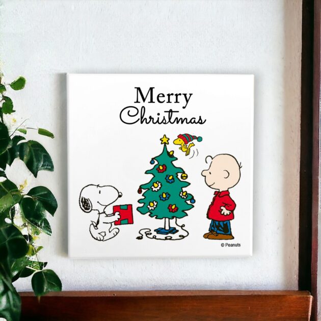 Azulejo decorativo do Snoopy de Natal: Snoopy e Charlie Brown em frente a árvore de Natal com a frase Merry Christmas