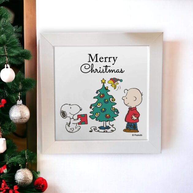 Azulejo decorativo do Snoopy de Natal: Snoopy e Charlie Brown em frente a árvore de Natal com a frase Merry Christmas