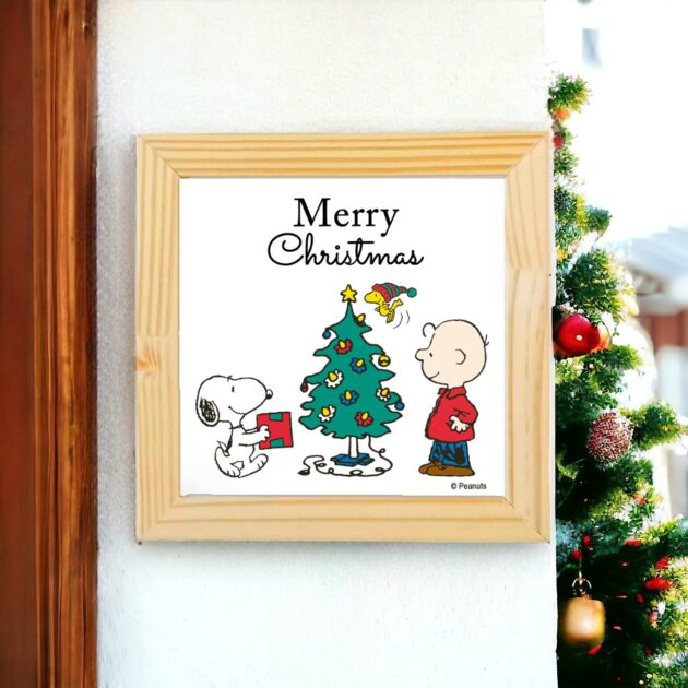 Azulejo decorativo do Snoopy de Natal: Snoopy e Charlie Brown em frente a árvore de Natal com a frase Merry Christmas