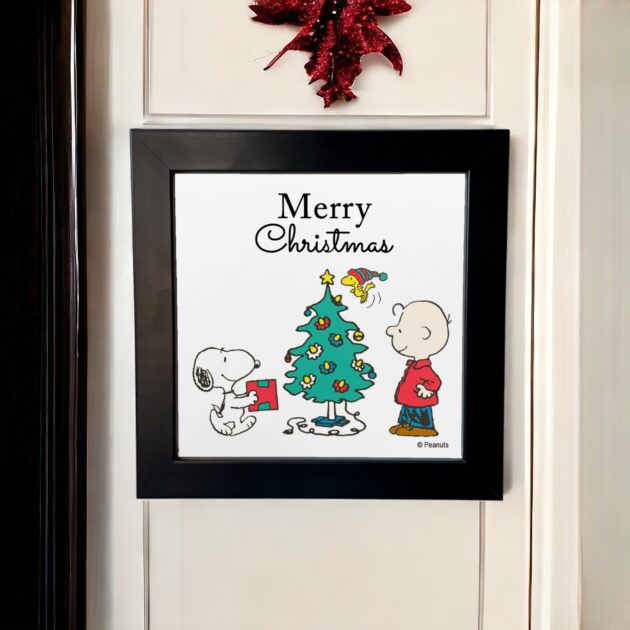 Azulejo decorativo do Snoopy de Natal: Snoopy e Charlie Brown em frente a árvore de Natal com a frase Merry Christmas