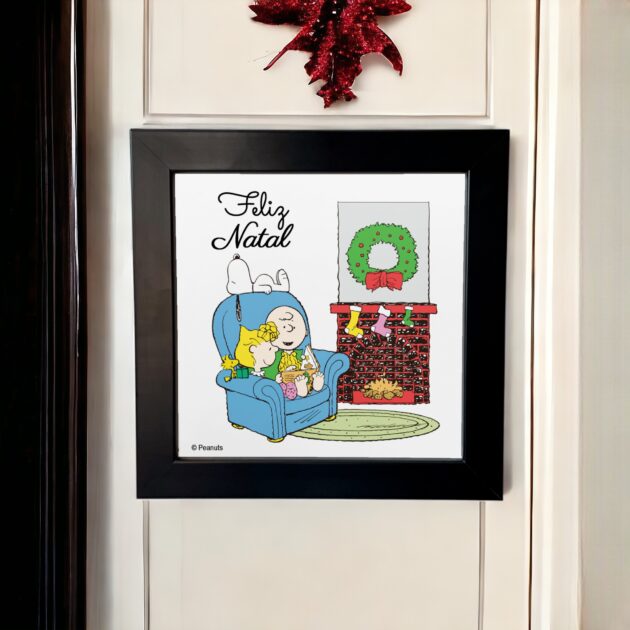 Azulejo decorativo do Snoopy de Natal: Charlie Brown e Snoopy lendo perto da lareira com a frase Feliz Natal