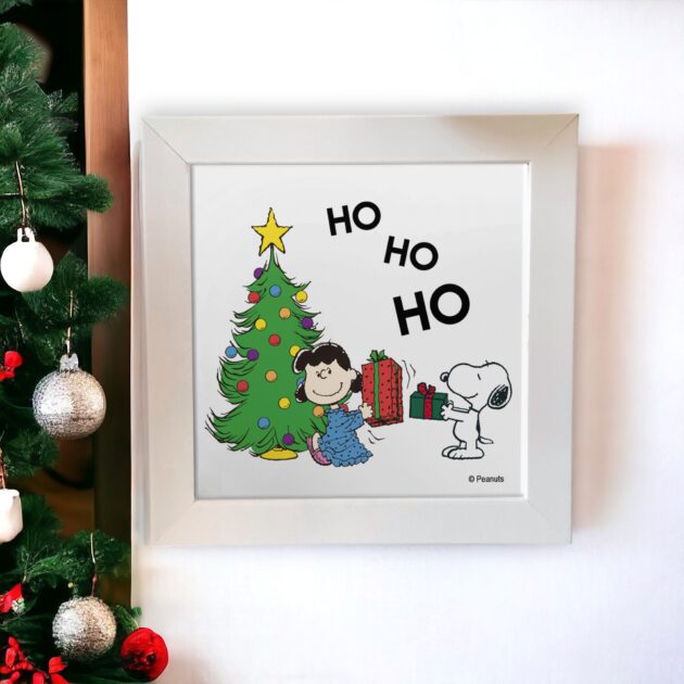 Azulejo decorativo do Snoopy de Natal: Snoopy e Lucy com presentes e uma árvore de Natal com a frase HO HO HO