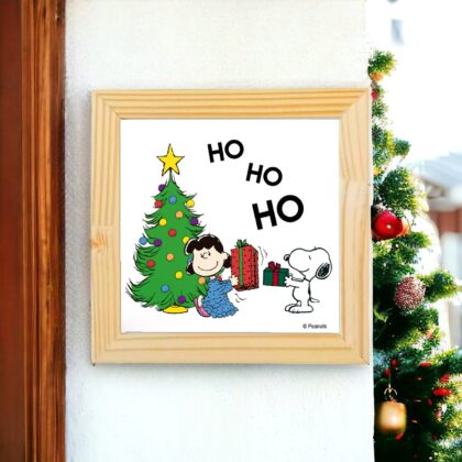 Azulejo decorativo do Snoopy de Natal: Snoopy e Lucy com presentes e uma árvore de Natal com a frase HO HO HO