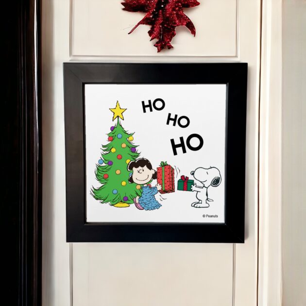 Azulejo decorativo do Snoopy de Natal: Snoopy e Lucy com presentes e uma árvore de Natal com a frase HO HO HO