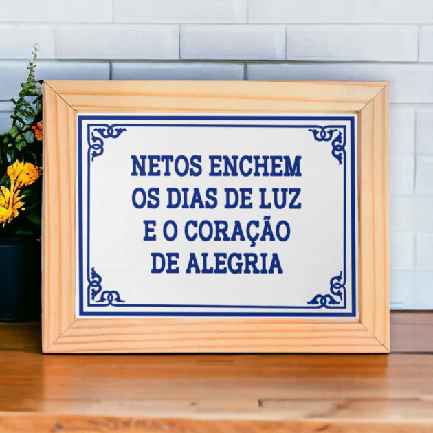 Azulejo decorativo com a frase Netos enchem os dias de luz e o coração de alegria - Coleção Portugal