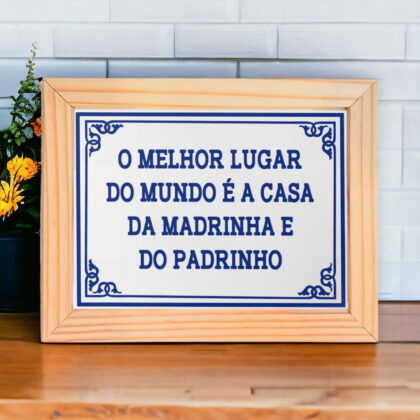 Azulejo decorativo com a frase O melhor lugar do mundo é a casa da madrinha e do padrinho - Coleção Portugal