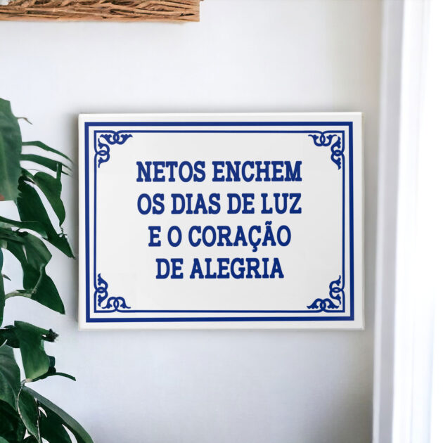 Azulejo decorativo com a frase Netos enchem os dias de luz e o coração de alegria - Coleção Portugal