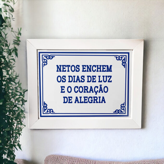 Azulejo decorativo com a frase Netos enchem os dias de luz e o coração de alegria - Coleção Portugal