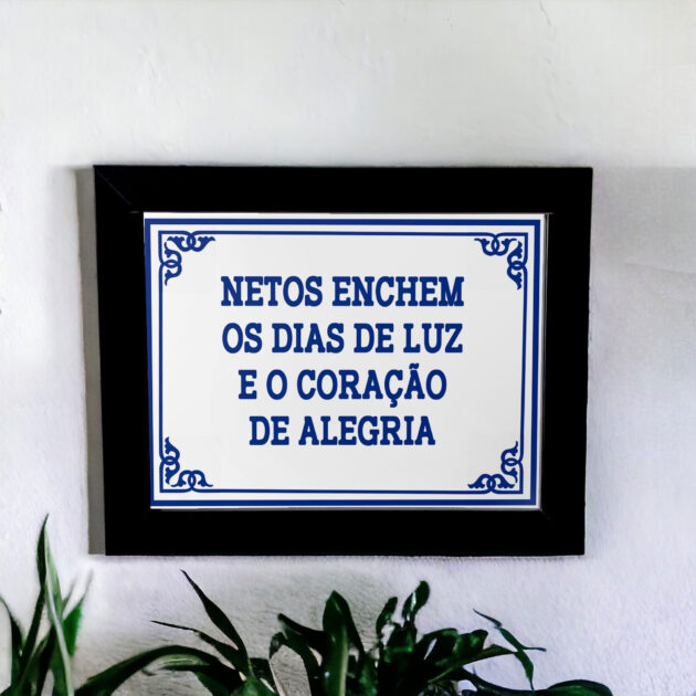 Azulejo decorativo com a frase Netos enchem os dias de luz e o coração de alegria - Coleção Portugal