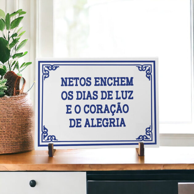 Azulejo decorativo com a frase Netos enchem os dias de luz e o coração de alegria - Coleção Portugal