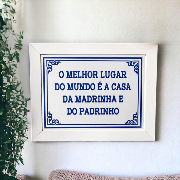 Azulejo decorativo com a frase O melhor lugar do mundo é a casa da madrinha e do padrinho - Coleção Portugal