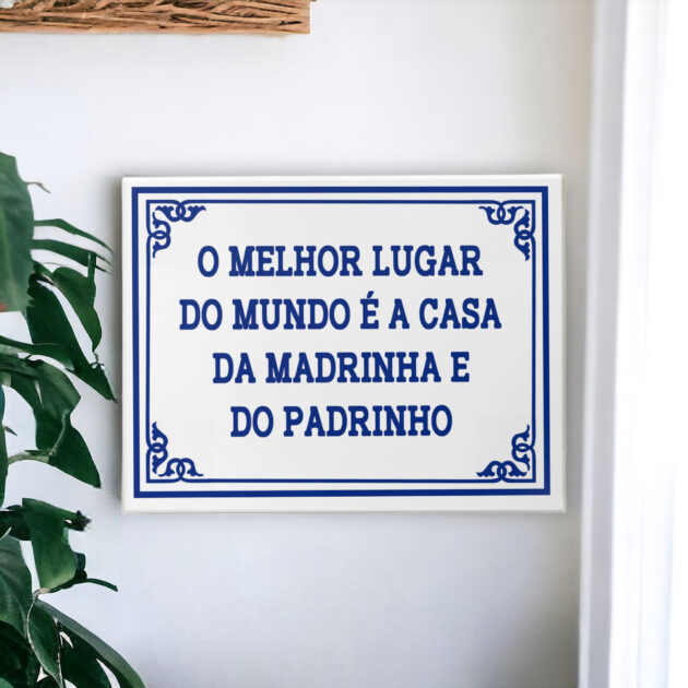 Azulejo decorativo com a frase O melhor lugar do mundo é a casa da madrinha e do padrinho - Coleção Portugal