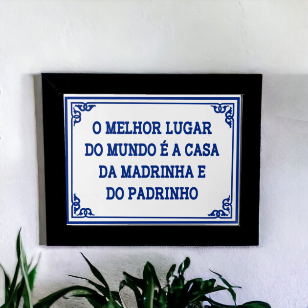 Azulejo decorativo com a frase O melhor lugar do mundo é a casa da madrinha e do padrinho - Coleção Portugal