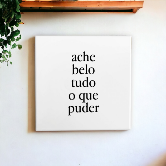 Azulejo decorativo com a frase Ache belo tudo o que puder