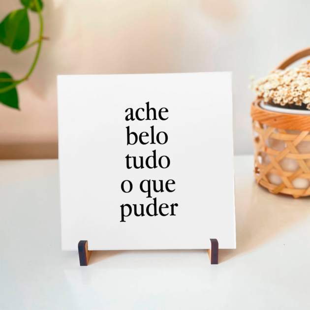 Azulejo decorativo com a frase Ache belo tudo o que puder