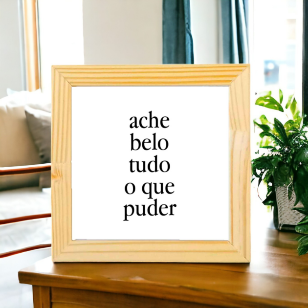 Azulejo decorativo com a frase Ache belo tudo o que puder