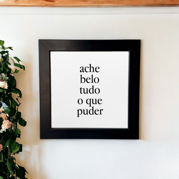 Azulejo decorativo com a frase Ache belo tudo o que puder