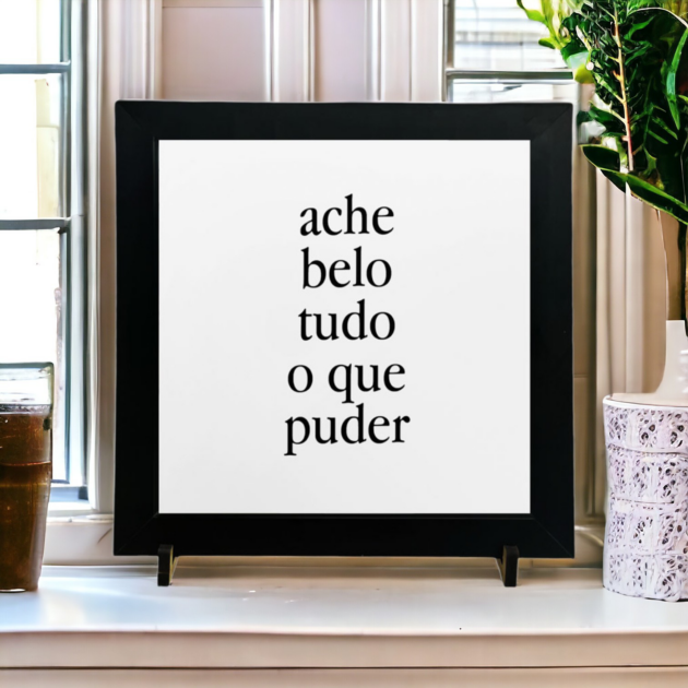 Azulejo decorativo com a frase Ache belo tudo o que puder