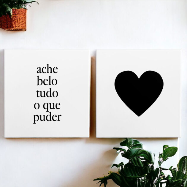 Conjunto de dois azulejos decorativos com a frase Ache o belo tudo o que puder e um Coração Preto