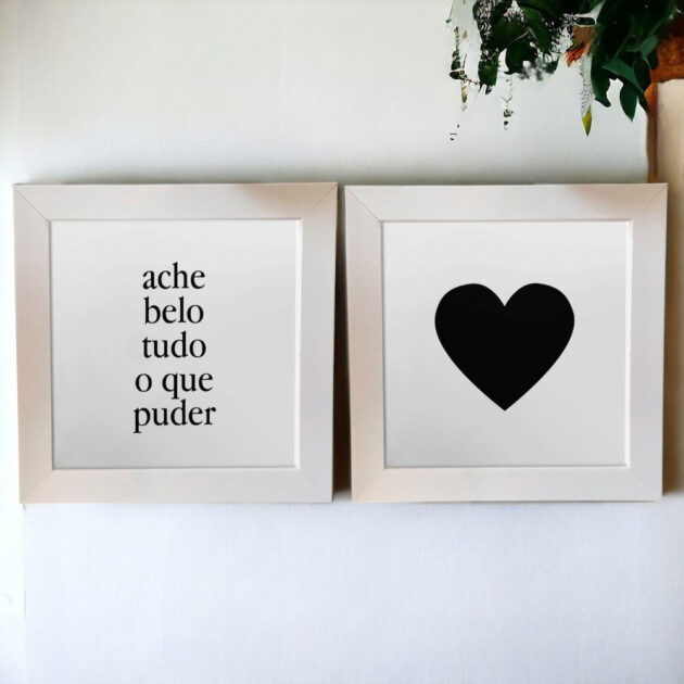 Conjunto de dois azulejos decorativos com a frase Ache o belo tudo o que puder e um Coração Preto