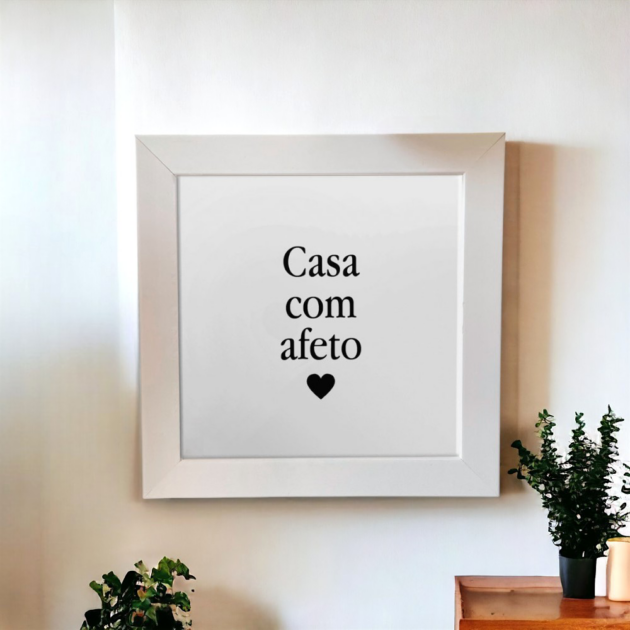 Azulejo decorativo com a frase Casa com afeto