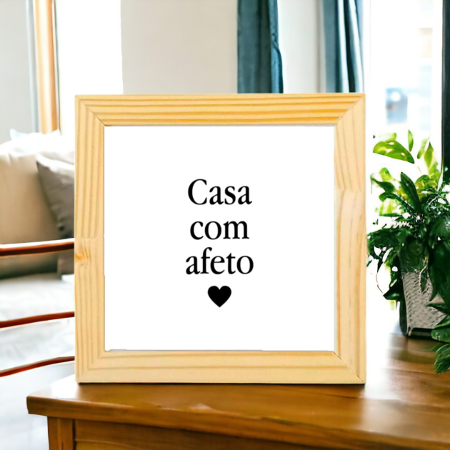 Azulejo decorativo com a frase Casa com afeto