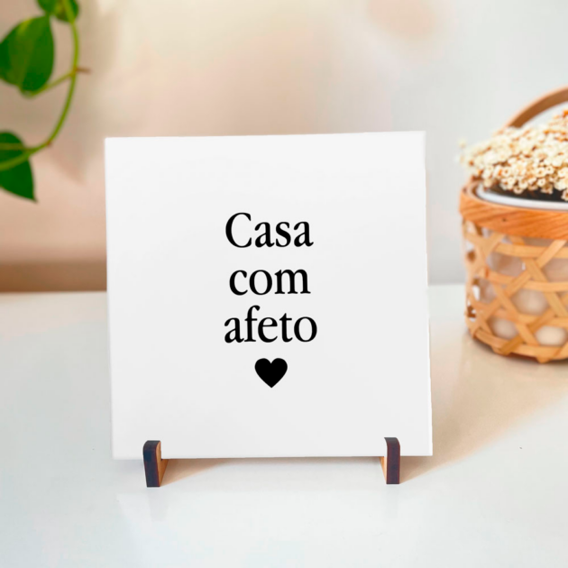 Azulejo decorativo com a frase Casa com afeto